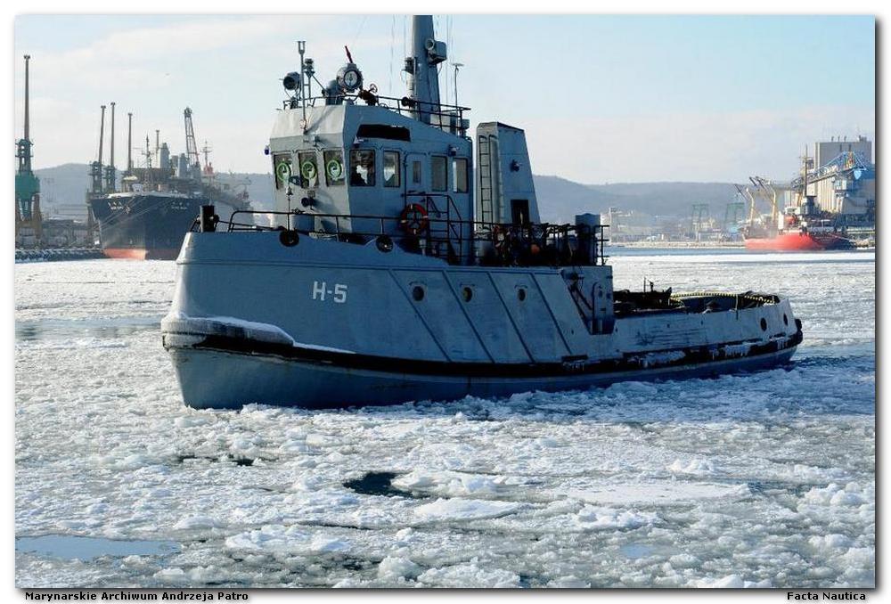 Polish navy harbour tug