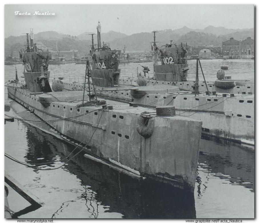 Japo�skie ma�e podwodne okr�ty transportowe HA-101, HA-102 i HA-104. The Japanese small transport submarines HA-101, HA-102, and HA-104.