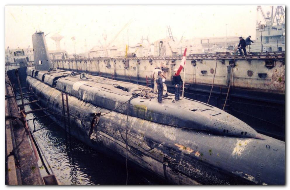 Wrak peruwia�skiego okr�tu podwodnego PACOCHA w suchym doku. - Submarino BAP PACOCHA.